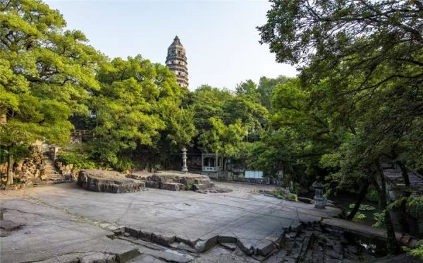 漫山繁花与千年古塔交相辉映，苏州虎丘山迎来春季文旅客流高峰